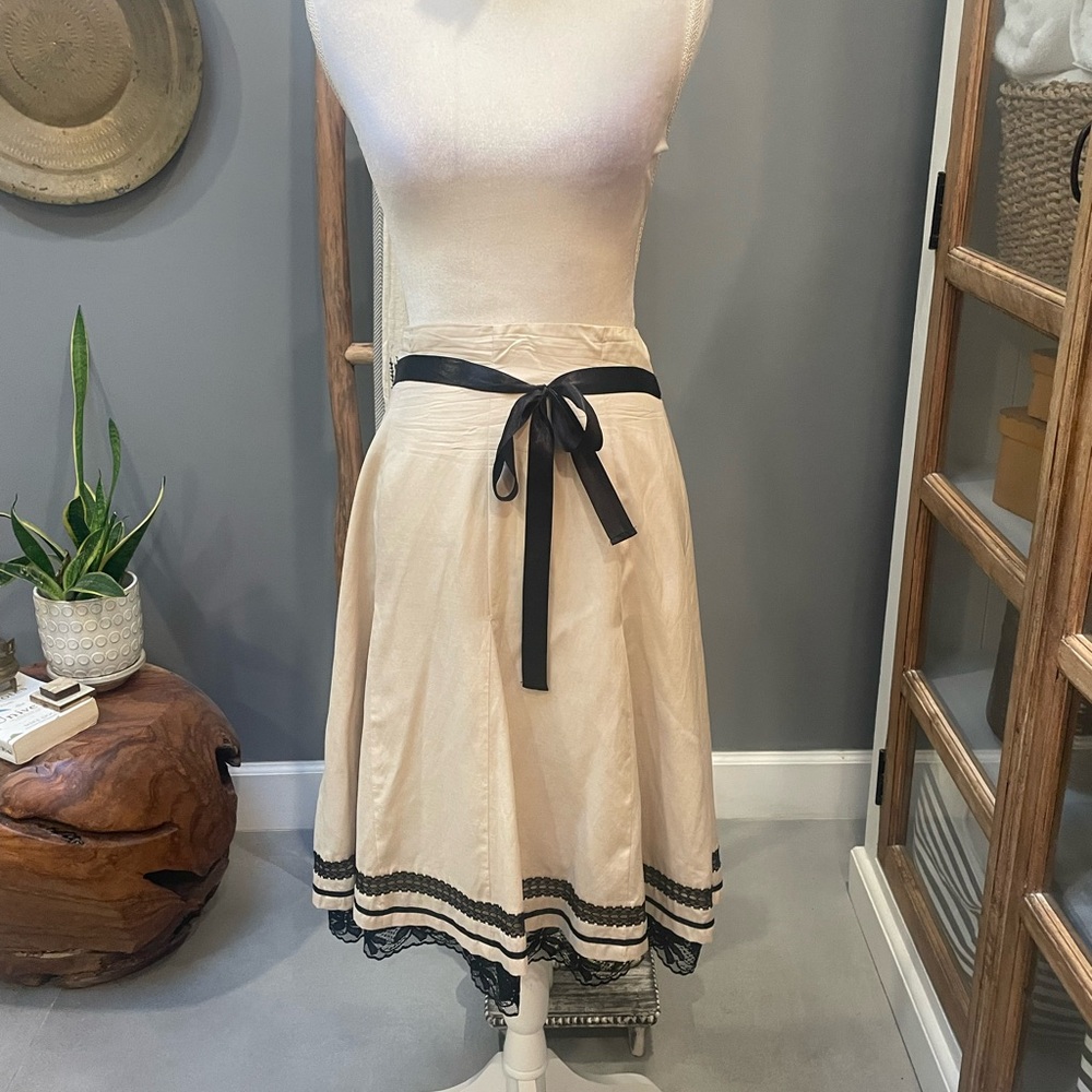 Ishyu Elegant Cream Silk Skirt with Black Trim